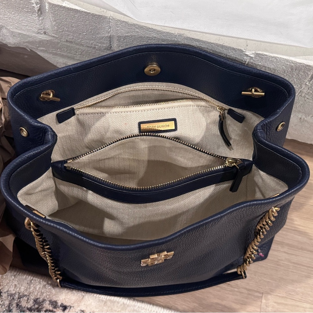 Tory Burch Navy Pebbled Leather Chain-Handle Shoulder Bag with Gold Hardware - Picture 4 of 9